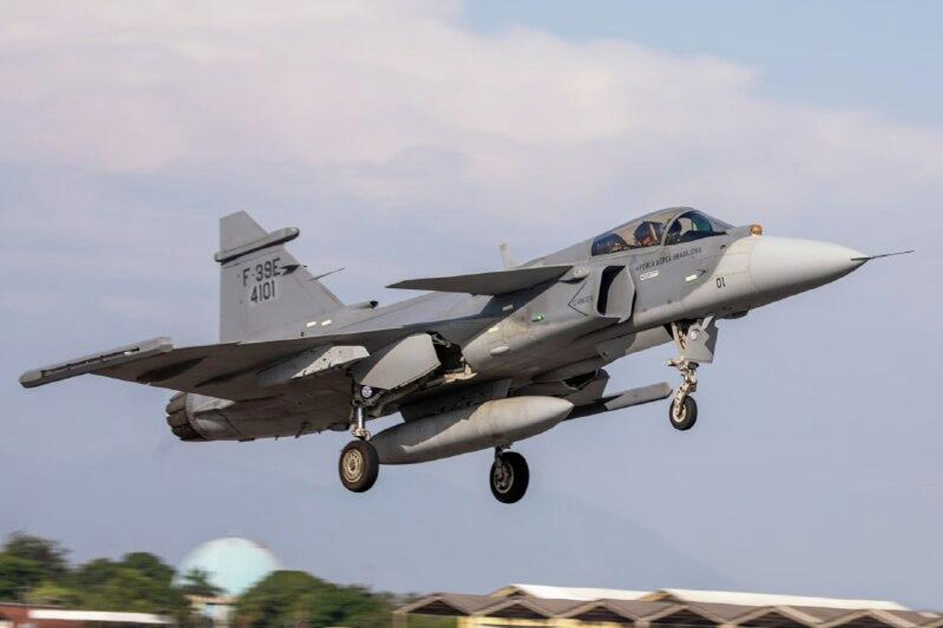 El F-39E Gripen de la Fuerza Aérea de Brasil mejora su capacidad operativa con el primer ejercicio de artillería aérea El F-39E Gripen de la Fuerza Aérea de Brasil mejora su capacidad operativa con el primer ejercicio de artillería aérea - Sputnik Mundo, 1920, 11.12.2025