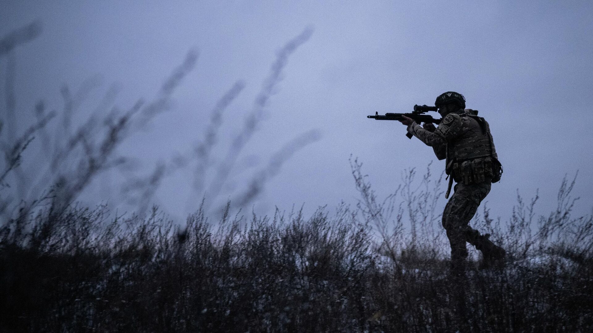 Soldado ruso en la zona de la operación militar especial - Sputnik Mundo, 1920, 12.12.2025