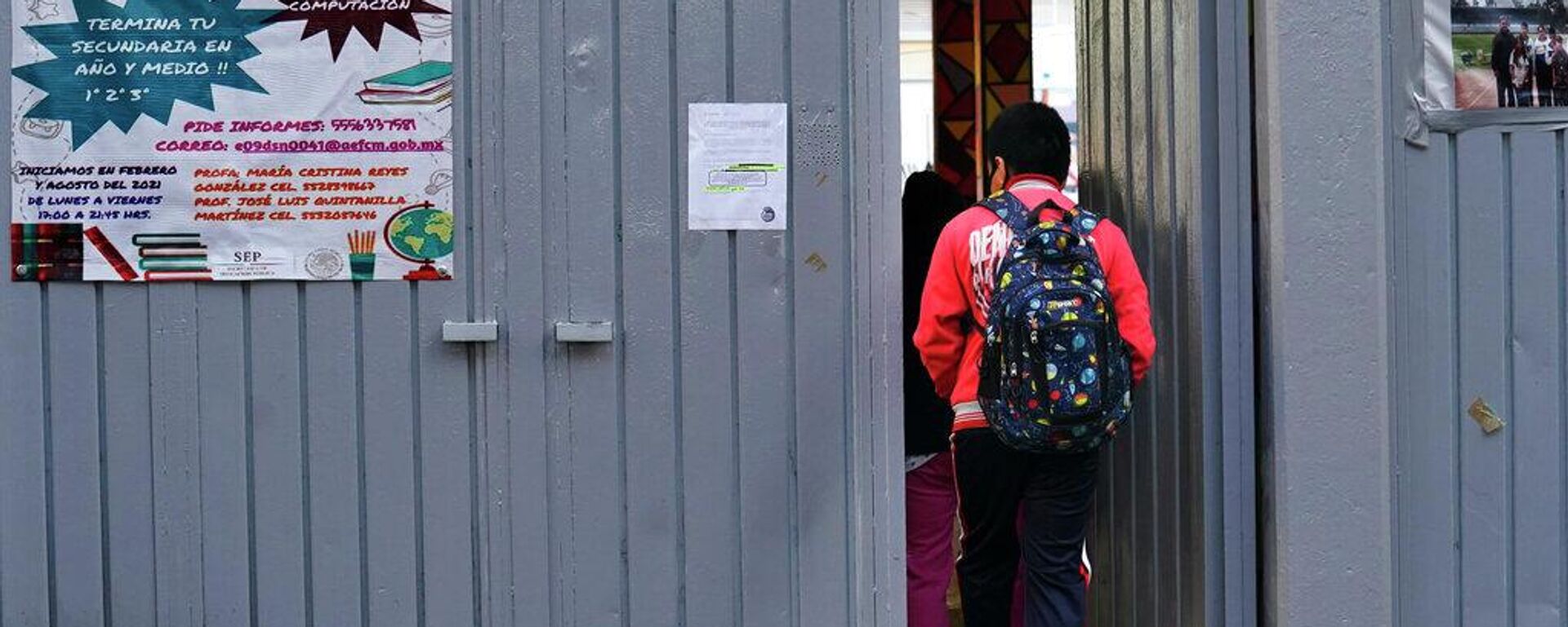 Un estudiante mexicano ingresa a la secundaria en Iztacalco, Ciudad de México (imagen ilustrativa) - Sputnik Mundo, 1920, 13.12.2025