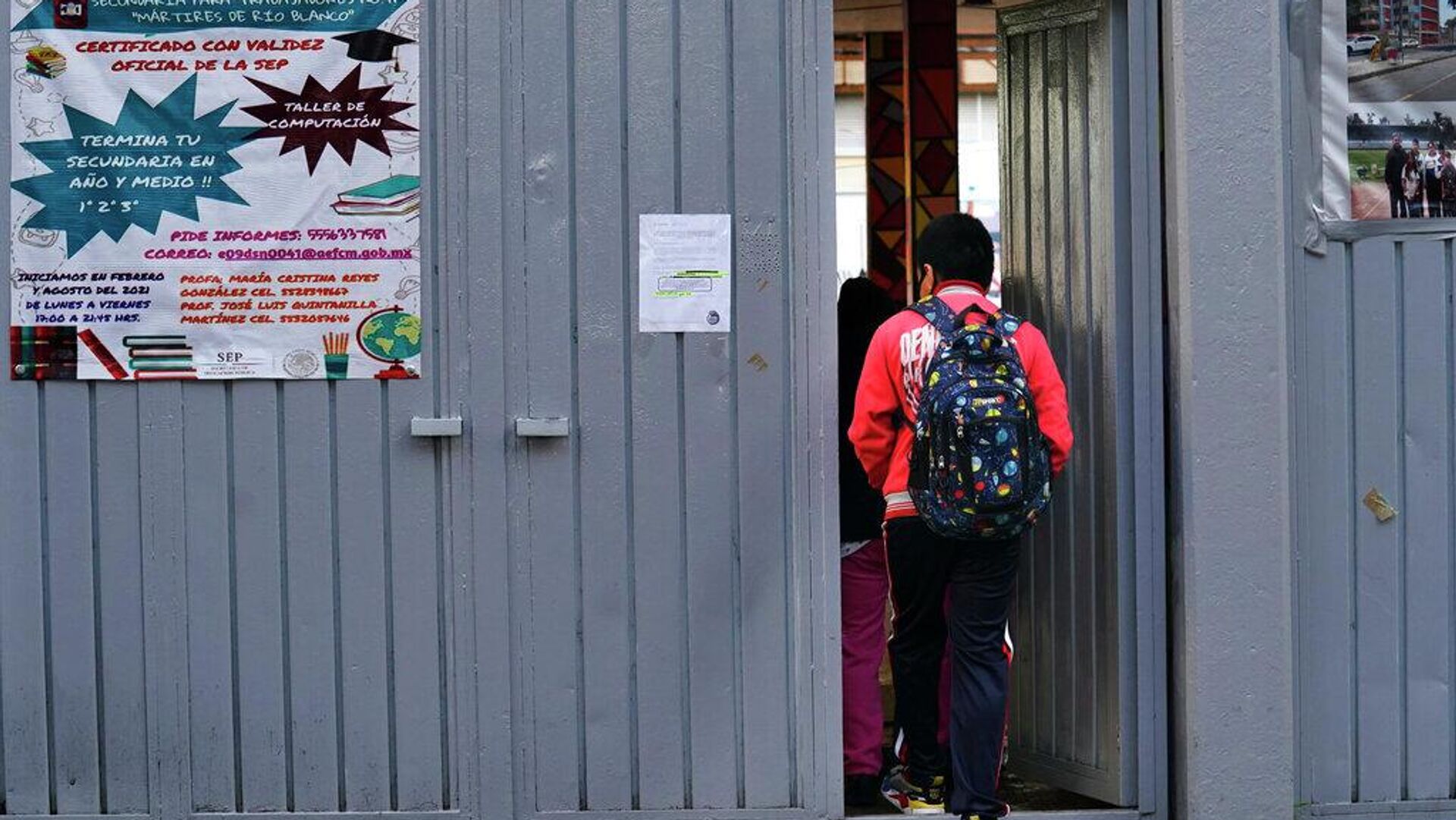 Un estudiante mexicano ingresa a la secundaria en Iztacalco, Ciudad de México (imagen ilustrativa) - Sputnik Mundo, 1920, 13.12.2025