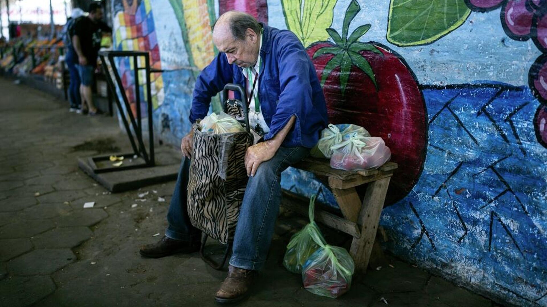 Un hombre descansa tras realizar sus comprar en el Mercado Central de Buenos Aires, Argentina (archivo) - Sputnik Mundo, 1920, 13.12.2025