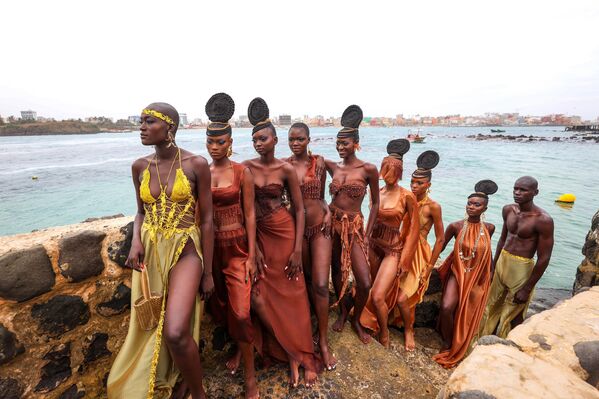 Modelos presentan los diseños a bordo de barcos pesqueros frente a la isla de Ngor durante la 23.ª Semana de la Moda de Dakar organizada por la diseñadora senegalés-francesa Adama Ndiaye, fundadora de la marca Adama París. - Sputnik Mundo