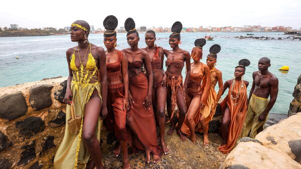 Модели демонстрируют наряды во время 23-й Недели моды в Дакаре, организованной сенегальско-французским дизайнером Адамой Н'Диайе, основателем бренда Adama Paris, в Дакаре, Сенегал - Sputnik Mundo