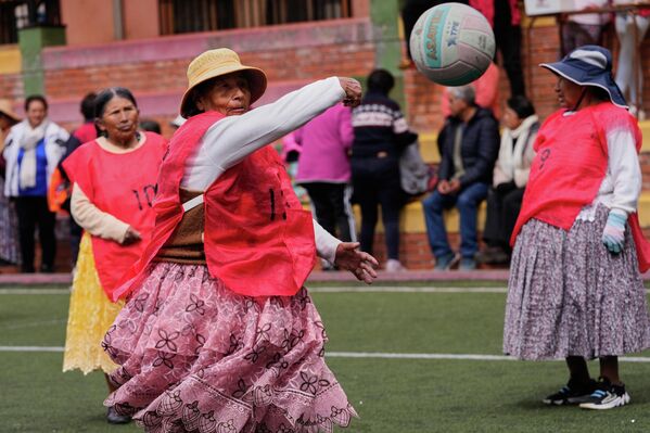 Las abuelas bolivianas calientan antes de un partido de balonmano. - Sputnik Mundo