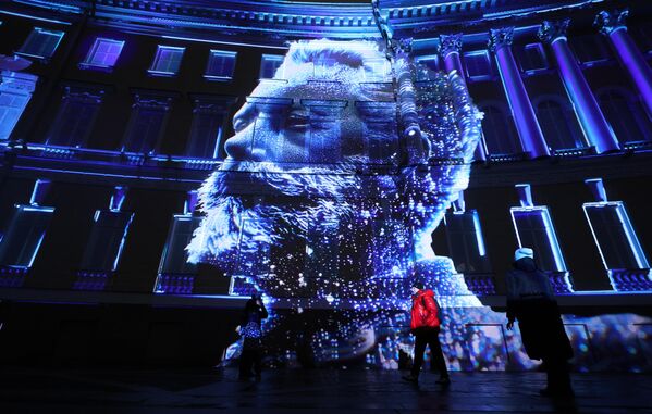 El espectáculo multimedia Chaikovski en la Plaza del Palacio de Invierno en la ciudad rusa de San Petersburgo. Este espectáculo de mapping, dedicado al 185.º aniversario del nacimiento del compositor ruso Piotr Chaikovski, se celebra en el marco del festival El País de la Luz. - Sputnik Mundo