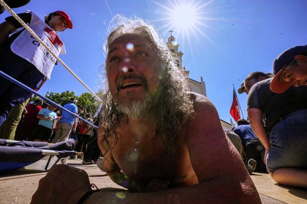 Un peregrino se arrastra hacia el Santuario de Nuestra Señora Purísima de Lo Vásquez durante la celebración anual de la Inmaculada Concepción de la Virgen María, en la ciudad de Valparaíso, Chile. - Sputnik Mundo