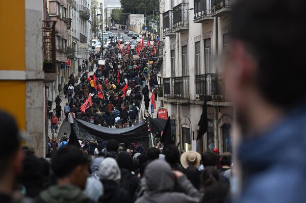 Manifestantes portan banderas y pancartas durante una manifestación desde la Plaza Rossio hasta el Parlamento portugués durante la huelga general del 11 de diciembre de 2025 en Lisboa, Portugal. Los sindicatos CGTP (Confederación General de los Trabajadores Portugueses) y UGT (Unión General de Trabajadores) convocaron una huelga general de 24 horas en Portugal en respuesta a la reforma laboral propuesta por el Gobierno. Esta afecta a diversos sectores, desde el transporte hasta la sanidad, la educación y los servicios públicos, y su impacto económico podría ascender a entre 600 y 700 millones de euros. - Sputnik Mundo