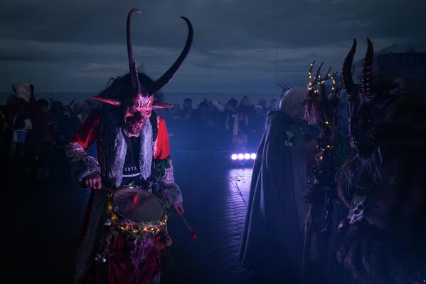 Los tamborileros de Whitby Trommel Fiends tocan cerca de los huesos de ballena durante el evento Whitby Krampus. Krampus es una criatura mística del folclore austriaco. Esta criatura con cuernos suele representarse como una cabra con pelo largo y negro y lengua afilada. Se dice que Krampus acompaña a San Nicolás en sus rondas previas a la Navidad para castigar a los niños traviesos. La leyenda de Krampus es venerada en muchos países europeos, pero el evento Whitby Krampus es el primero de este tipo que se celebra en el Reino Unido.   - Sputnik Mundo