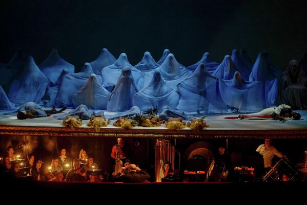 Los actores actúan durante el ensayo general de la ópera del compositor italiano Ennio Morricone, Partenope, en el Teatro San Carlo, en Nápoles, Italia.  - Sputnik Mundo