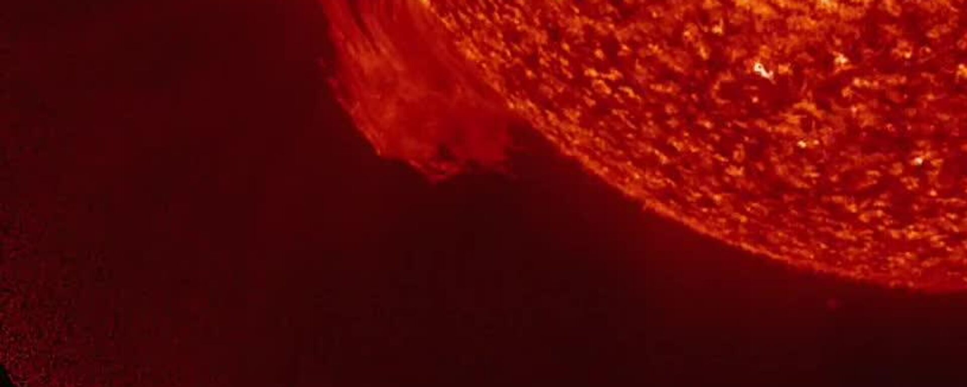 Científicos registran la eyección de una gran prominencia solar - Sputnik Mundo, 1920, 13.12.2025