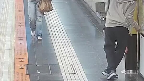 Policía fuera de servicio rescata a hombre que cayó a las vías del metro de Barcelona - Sputnik Mundo