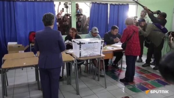 La candidata oficialista, Jeannette Jara, ejerce su voto durante la segunda vuelta de los comicios presidenciales en Chile - Sputnik Mundo
