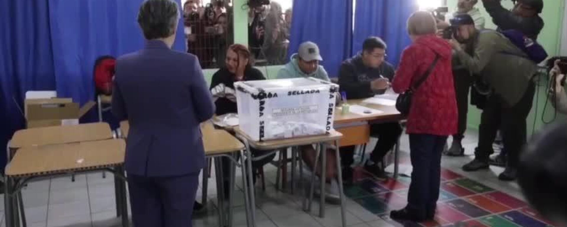 La candidata oficialista, Jeannette Jara, ejerce su voto durante la segunda vuelta de los comicios presidenciales en Chile - Sputnik Mundo, 1920, 14.12.2025