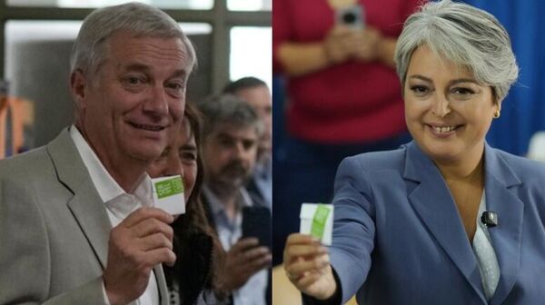 El candidato del Partido Republicano, José Antonio Kast, y la candidata oficialista, Jeannette Jara, votan en la segunda vuelta de las elecciones presidenciales en Chile - Sputnik Mundo