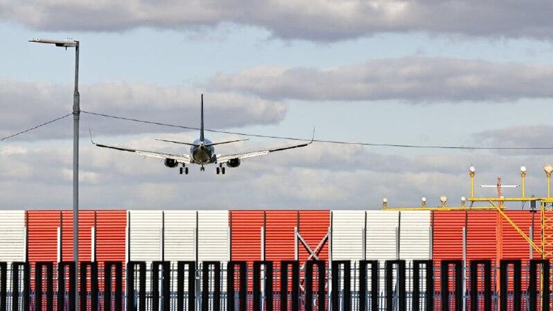Controladores aéreos argentinos anuncian paros durante las fiestas Controladores aéreos argentinos anuncian paros durante las fiestas - Sputnik Mundo, 1920, 15.12.2025