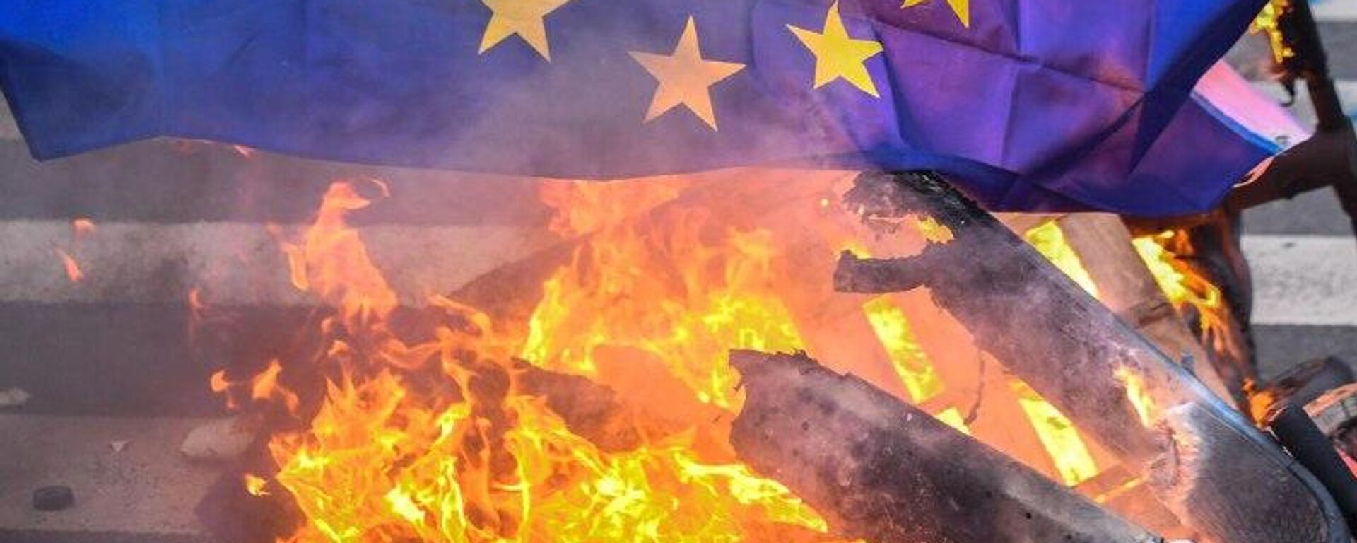 La confiscación de los activos rusos demostrará la estupidez de la UE, estima el economista Sachs - Sputnik Mundo, 1920, 15.12.2025