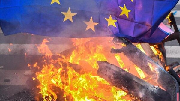 La confiscación de los activos rusos demostrará la estupidez de la UE, estima el economista Sachs - Sputnik Mundo