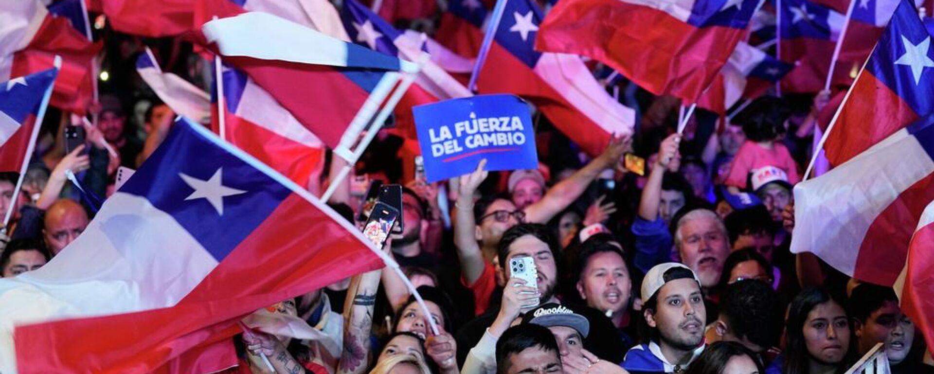 Simpatizantes del presidente electo de Chile, José Antoni Kast, celebran el triunfo del conservador el 14 de diciembre de 2025 - Sputnik Mundo, 1920, 16.12.2025