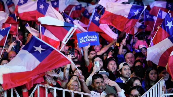 Simpatizantes del presidente electo de Chile, José Antoni Kast, celebran el triunfo del conservador el 14 de diciembre de 2025 - Sputnik Mundo