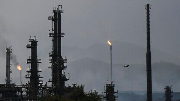 Vista de un complejo petrolero en Venezuela - Sputnik Mundo