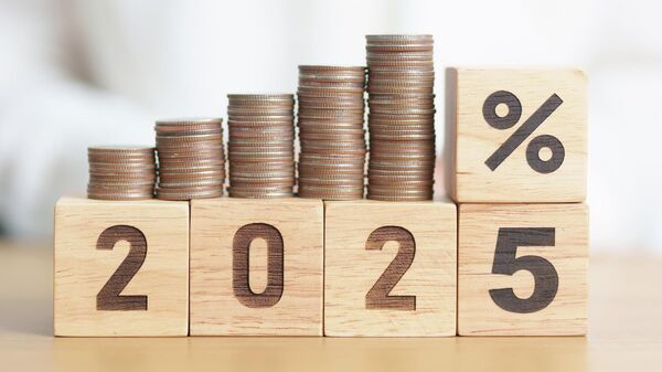 Año 2025 con porcentaje y pila de monedas. - Sputnik Mundo