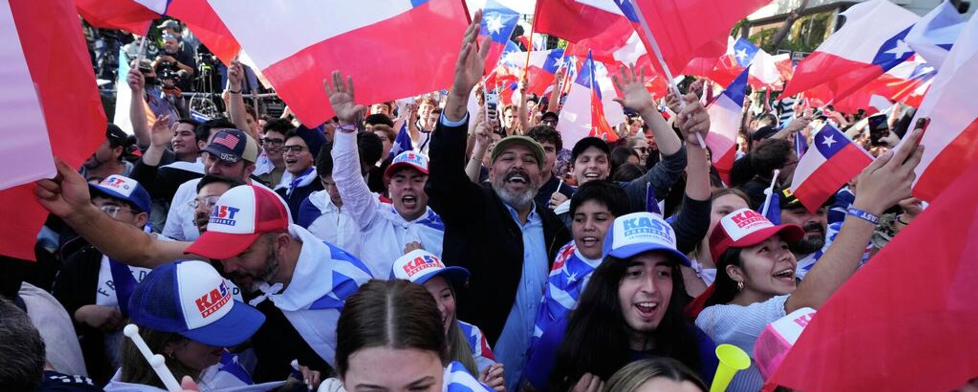 Simpatizantes del presidente electo de Chile, José Antonio Kast, en Santiago - Sputnik Mundo, 1920, 16.12.2025