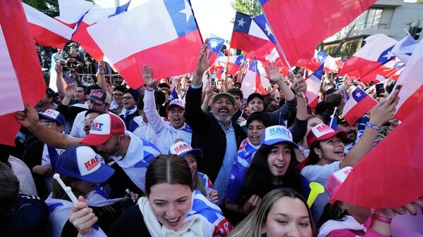 Simpatizantes del presidente electo de Chile, José Antonio Kast, en Santiago Simpatizantes del presidente electo de Chile, José Antonio Kast, en Santiago - Sputnik Mundo