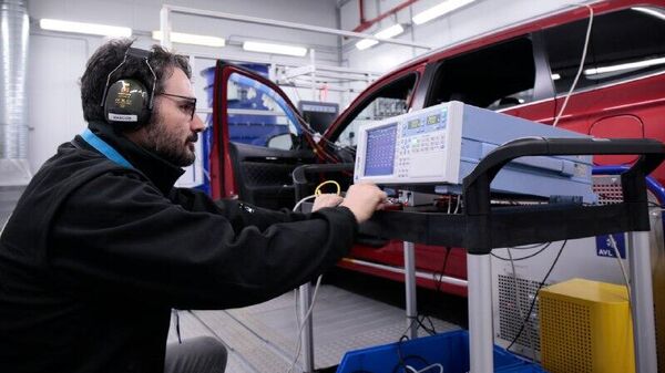 La UE echa para atrás su decisión de prohibir la venta de autos de combustión interna - Sputnik Mundo