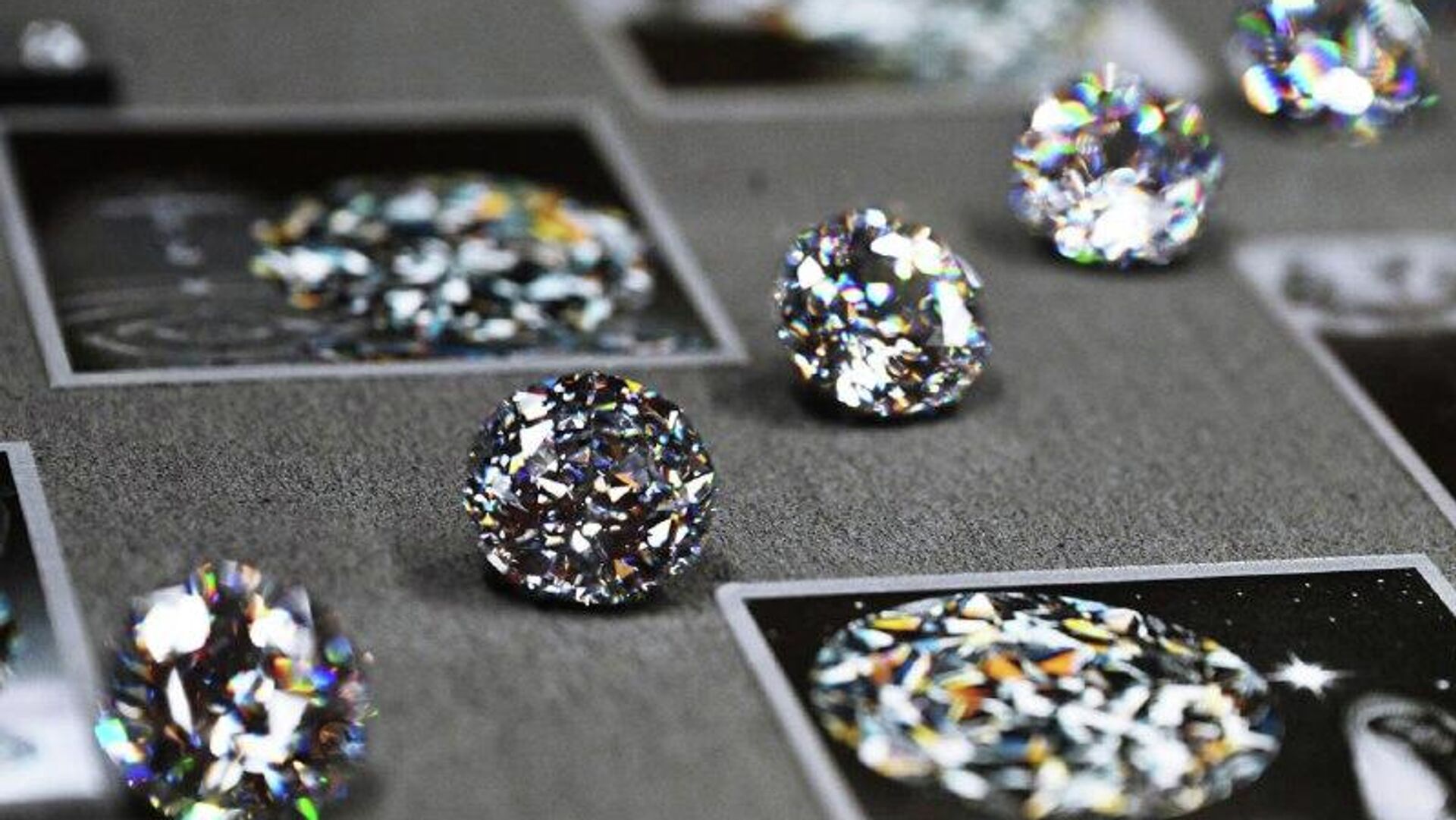 Reservas de diamantes podrían agotarse en 20 años, alerta un experto ruso Reservas de diamantes podrían agotarse en 20 años, alerta un experto ruso - Sputnik Mundo, 1920, 17.12.2025