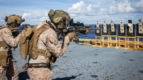 Marinos estadounidenses practican tiro al blanco a bordo del USS Fort Lauderdale mientras navegan por el Mar Caribe (imagen ilustrativa) - Sputnik Mundo