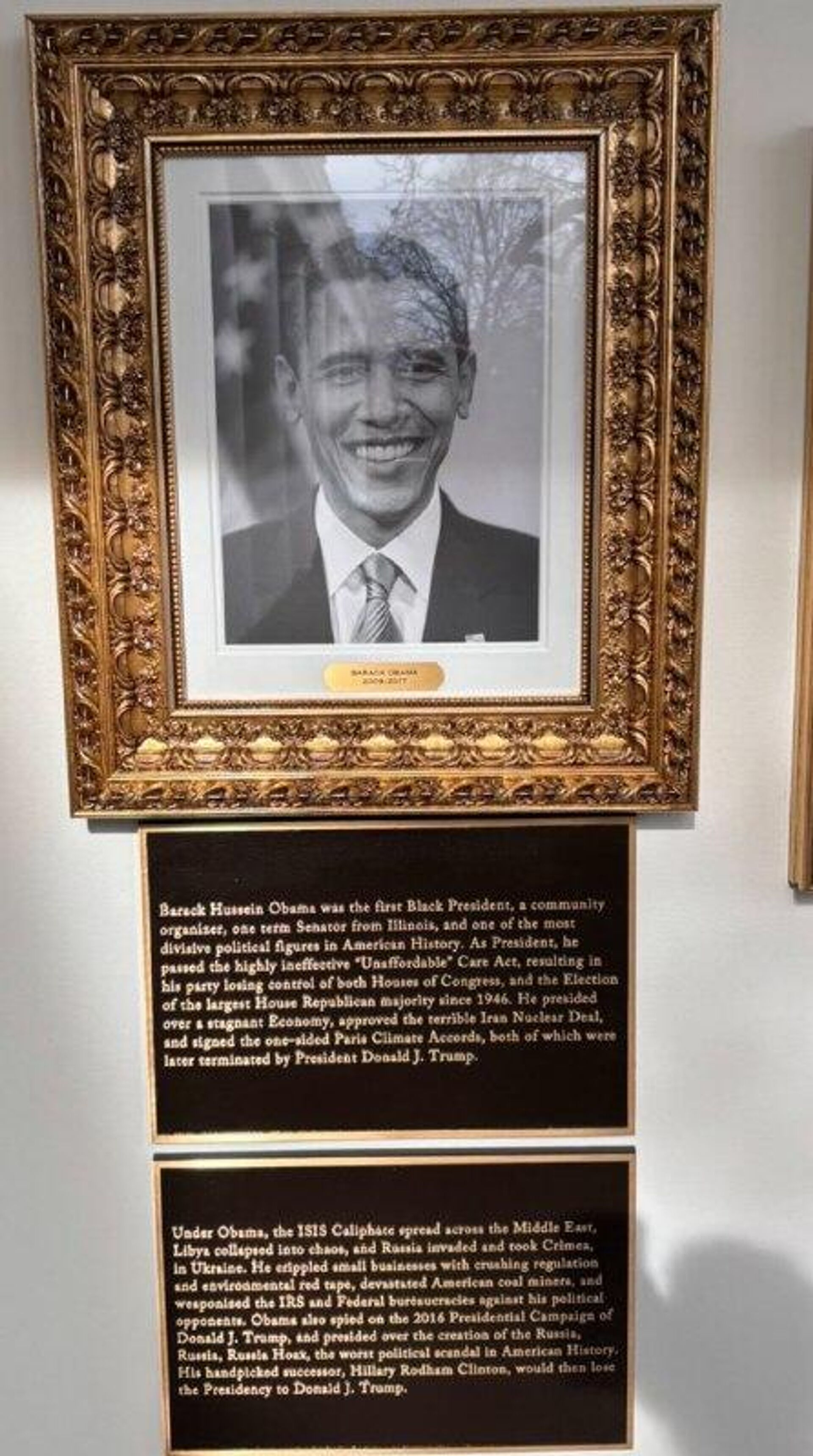 La Casa Blanca instala placas críticas bajo los retratos de Biden y Obama La Casa Blanca instala placas críticas bajo los retratos de Biden y Obama - Sputnik Mundo, 1920, 18.12.2025