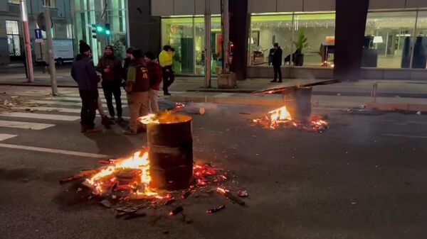 🪧 '¡Feliz Navidad!': manifestantes queman en Bruselas un símbolo navideño - Sputnik Mundo