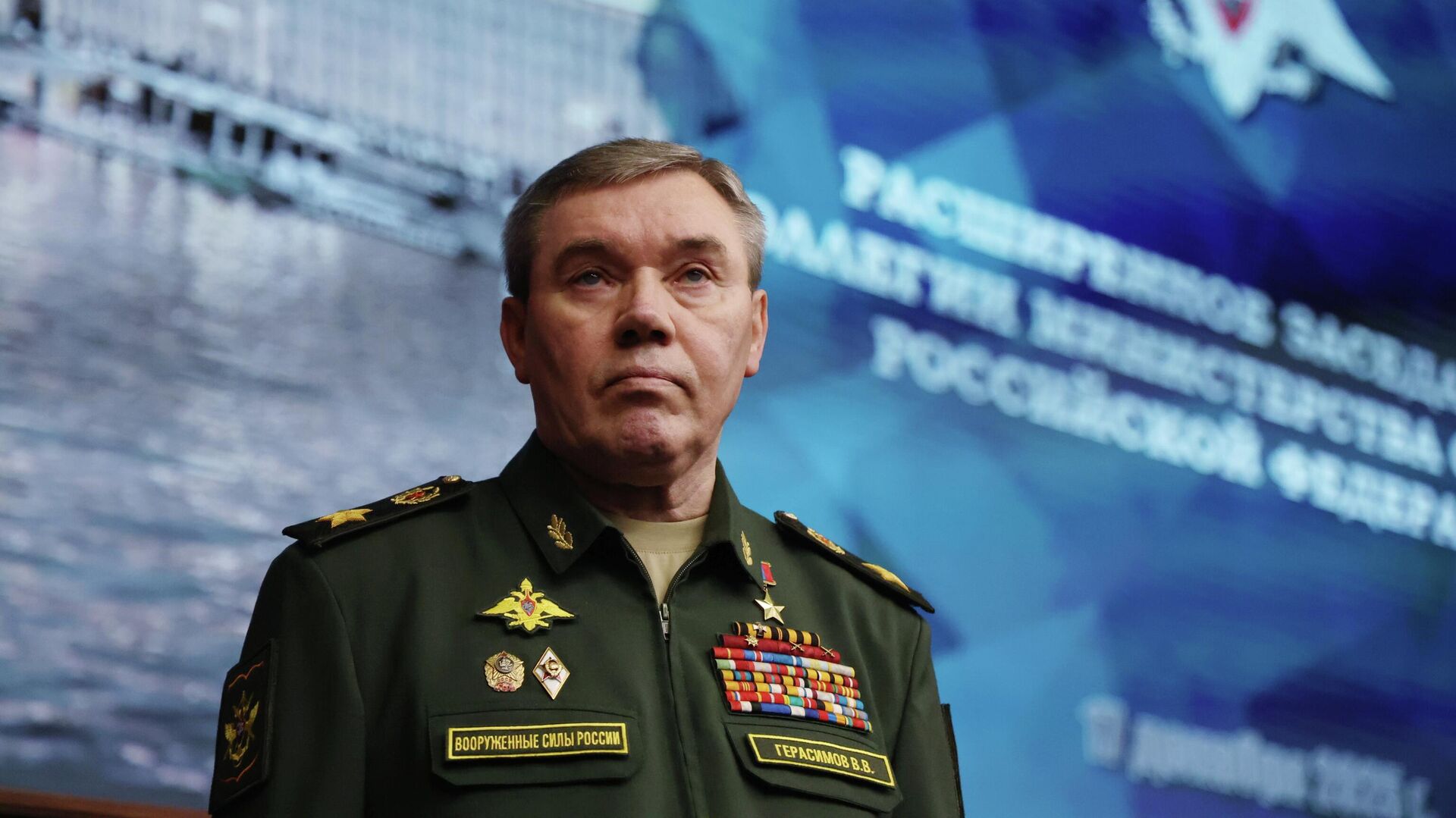 Valeri Guerásimov, jefe del Estado Mayor de las FFAA de Rusia, en una reunión ampliada de la junta del Ministerio de Defensa de Rusia Valeri Guerásimov, jefe del Estado Mayor de las FFAA de Rusia, en una reunión ampliada de la junta del Ministerio de Defensa de Rusia - Sputnik Mundo, 1920, 18.12.2025