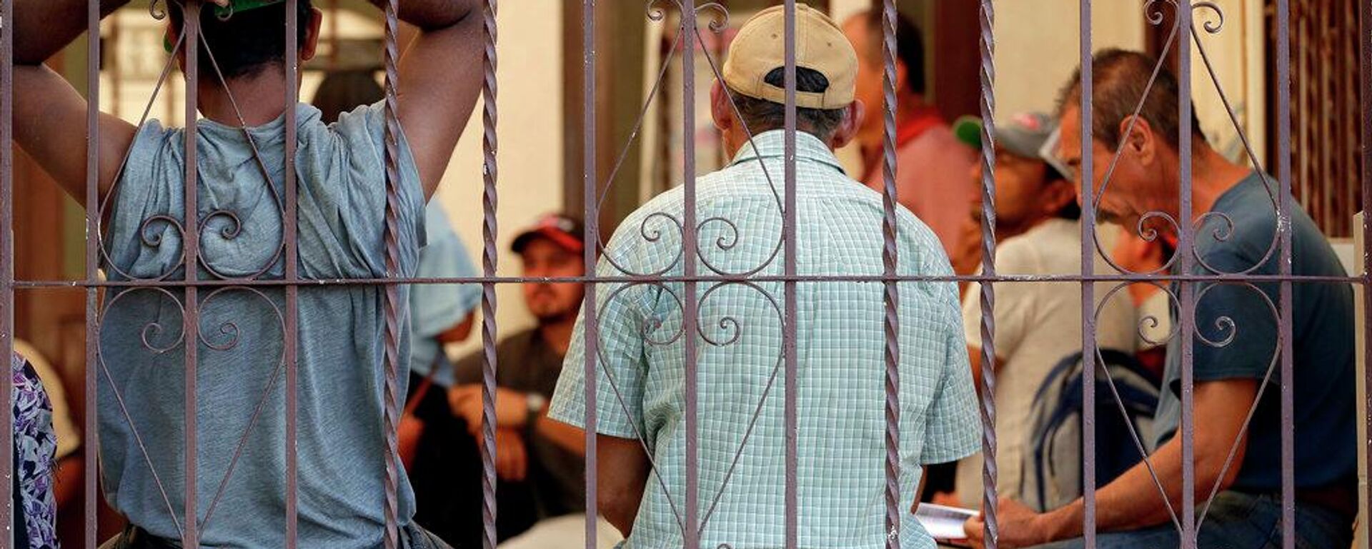 ¿Qué dificultades encuentran los migrantes deportados al rehacer su vida en México? - Sputnik Mundo, 1920, 19.12.2025