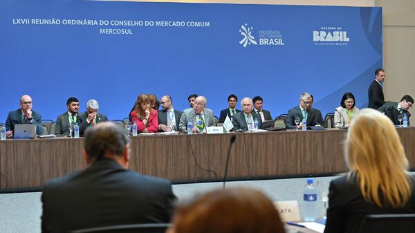 Cancilleres del Mercosur durante una reunión del Consejo del Mercado Común realizada en Foz de Iguazú, Brasil, en diciembre de 2025 - Sputnik Mundo