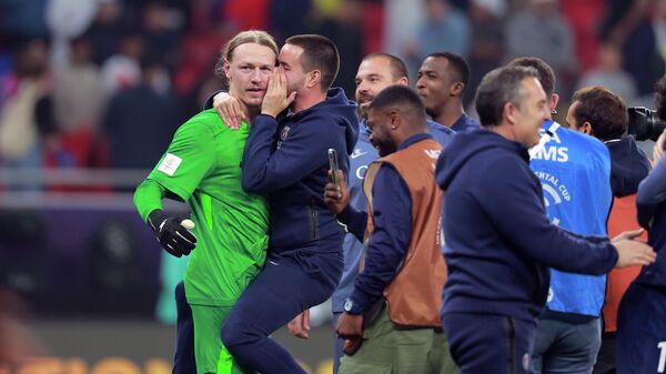 El futbolista ruso Matvéi Safónov del Paris Saint-Germain Football Club rodeado de sus compañeros de equipo. - Sputnik Mundo