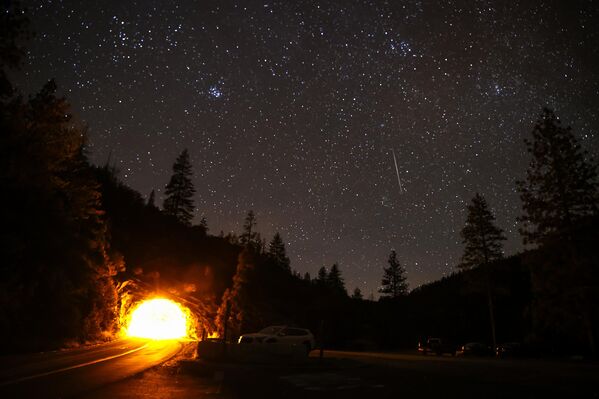 La lluvia de meteoros Gemínidas cruza el cielo nocturno mientras los entusiastas de la astronomía se reúnen en el parque nacional de Yosemite, en EEUU. - Sputnik Mundo