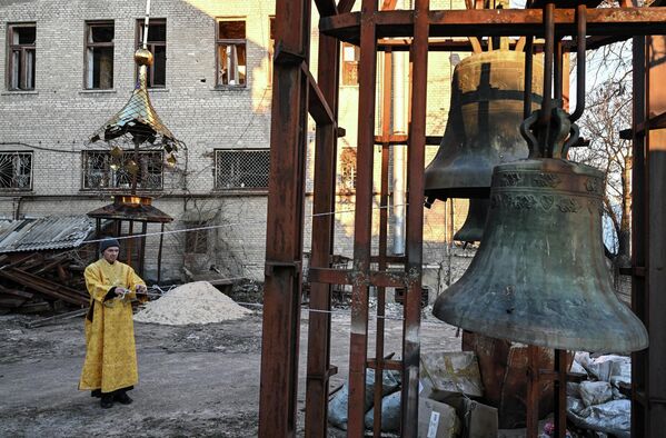 Un campanero durante un servicio en la segunda iglesia de San Mitrofán en la ciudad de Lisichansk, en la república popular de Lugansk. La iglesia fue dañada por las tropas ucranianas en 2022, durante los combates por la ciudad, y actualmente está siendo restaurada por los feligreses. El recinto de la iglesia alberga un centro de ayuda humanitaria de la Iglesia ortodoxa rusa, donde quienes necesiten pueden recibir alimentos, comidas calientes y otros artículos esenciales. - Sputnik Mundo