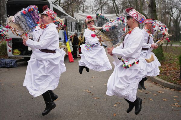 Miembros de grupos folclóricos practican sus movimientos antes de un festival de tradiciones navideñas y de Año Nuevo en el Museo Satului, en Bucarest, Rumania. - Sputnik Mundo