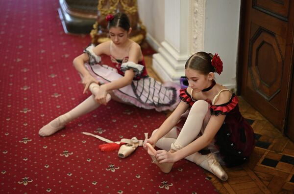 Bailarinas participando en el Baile Blanco, en el Palacio de Livadia en Crimea, Rusia. - Sputnik Mundo