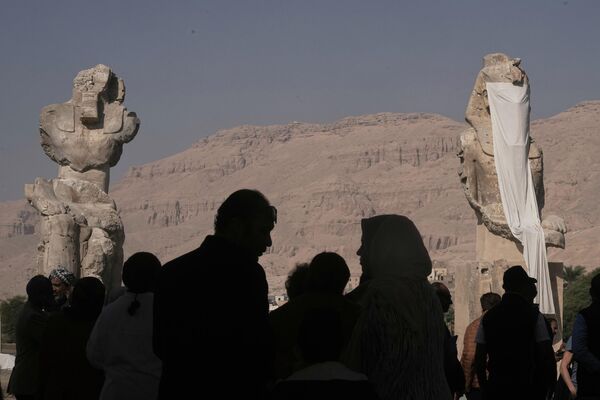 Los visitantes observan dos estatuas gigantes del faraón Amenofis III de alabastro, antes de su inauguración oficial en la ciudad de Luxor, en el sur de Egipto. - Sputnik Mundo