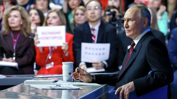 Vladímir Putin, presidente ruso, responde preguntas durante el programa especial Balance del año con Vladímir Putin  - Sputnik Mundo