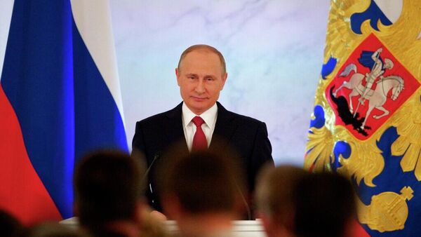 Vladímir Putin, presidente ruso, sonríe mientras pronuncia su discurso anual sobre el estado de la nación en el Kremlin en Moscú, Rusia, el 1 de diciembre de 2016 - Sputnik Mundo