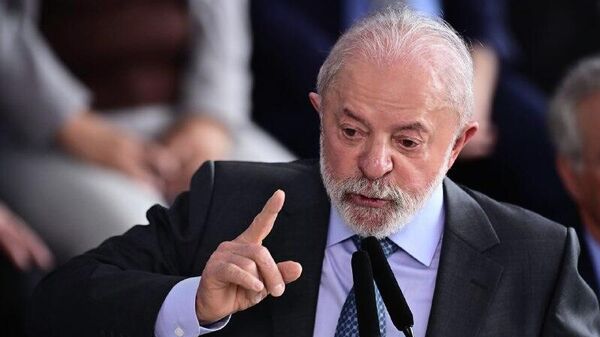 Luiz Inacio Lula da Silva, presidente de Brasil, participa en una ceremonia para promulgar un proyecto de ley que amplía el rango de exenciones y establece tasas mínimas de impuesto a la renta en Brasil el 26 de noviembre de 2025 - Sputnik Mundo