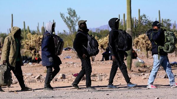 Las personas migrantes buscan cruzar México para llegar a EEUU. - Sputnik Mundo