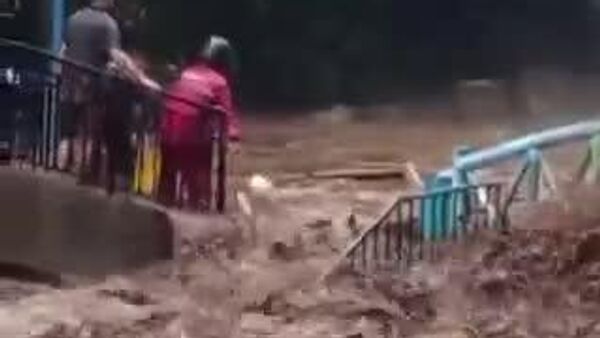 Tuberías volando y piscinas en ruinas: fuertes lluvias provocan corrimientos de tierra y destrozos en un balneario termal indonesio - Sputnik Mundo