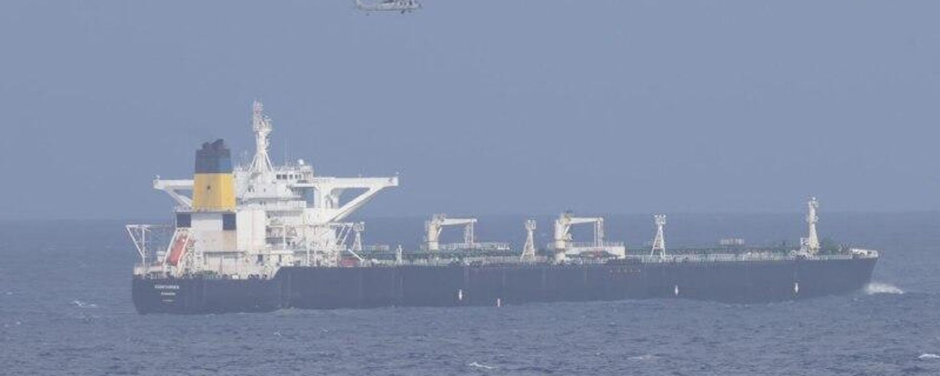 EEUU seguirá bloqueando los buques petroleros de las costas cerca de Venezuela, afirma secretario de Guerra - Sputnik Mundo, 1920, 21.12.2025