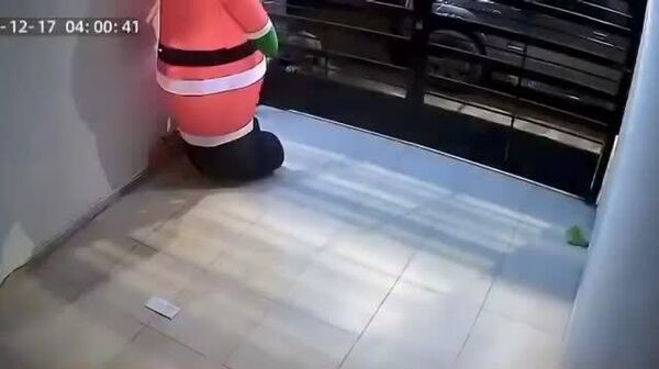 ¿Quién se ha llevado la Navidad? Hombre roba decoración en el centro de México - Sputnik Mundo