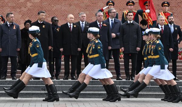 El presidente ruso, Vladímir Putin, y líderes extranjeros asisten a una ceremonia conjunta de ofrenda floral en la Tumba del Soldado Desconocido, en los jardines de Alejandro de Moscú. Rusia celebró el 80.º aniversario de la Victoria en la Gran Guerra Patria de 1941-1945. El presidente ruso, Vladímir Putin, y líderes extranjeros asisten a una ceremonia conjunta de ofrenda floral en la Tumba del Soldado Desconocido, en los jardines de Alejandro de Moscú. Rusia celebró el 80.º aniversario de la Victoria en la Gran Guerra Patria de 1941-1945. - Sputnik Mundo