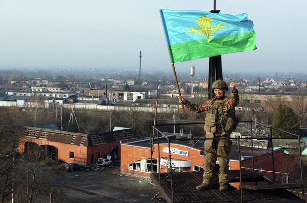 Un militar del grupo de fuerzas ruso Norte en la ciudad liberada de Sudzha. Unidades del grupo de fuerzas Norte liberaron las localidades de Melovói, Podol y Sudzha en la región de Kursk, durante las operaciones ofensivas. Un militar del grupo de fuerzas ruso Norte en la ciudad liberada de Sudzha. Unidades del grupo de fuerzas Norte liberaron las localidades de Melovói, Podol y Sudzha en la región de Kursk, durante las operaciones ofensivas. - Sputnik Mundo